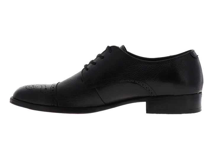 Zapato formal de cuero negro para hombre con detalles perforados estilo brogue y cierre de cordones.