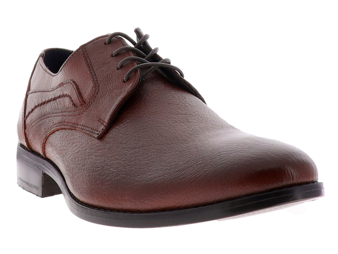 Zapato formal de cuero color brandy con cordones y suela negra.