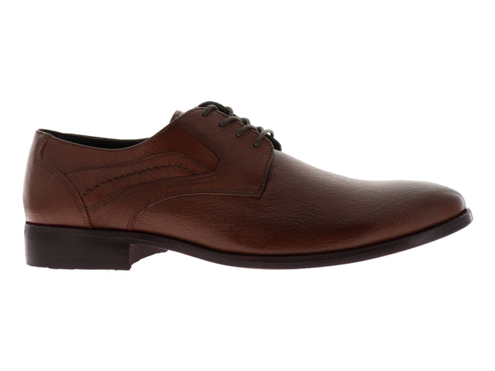 Zapato formal de cuero color brandy con cordones y suela negra.