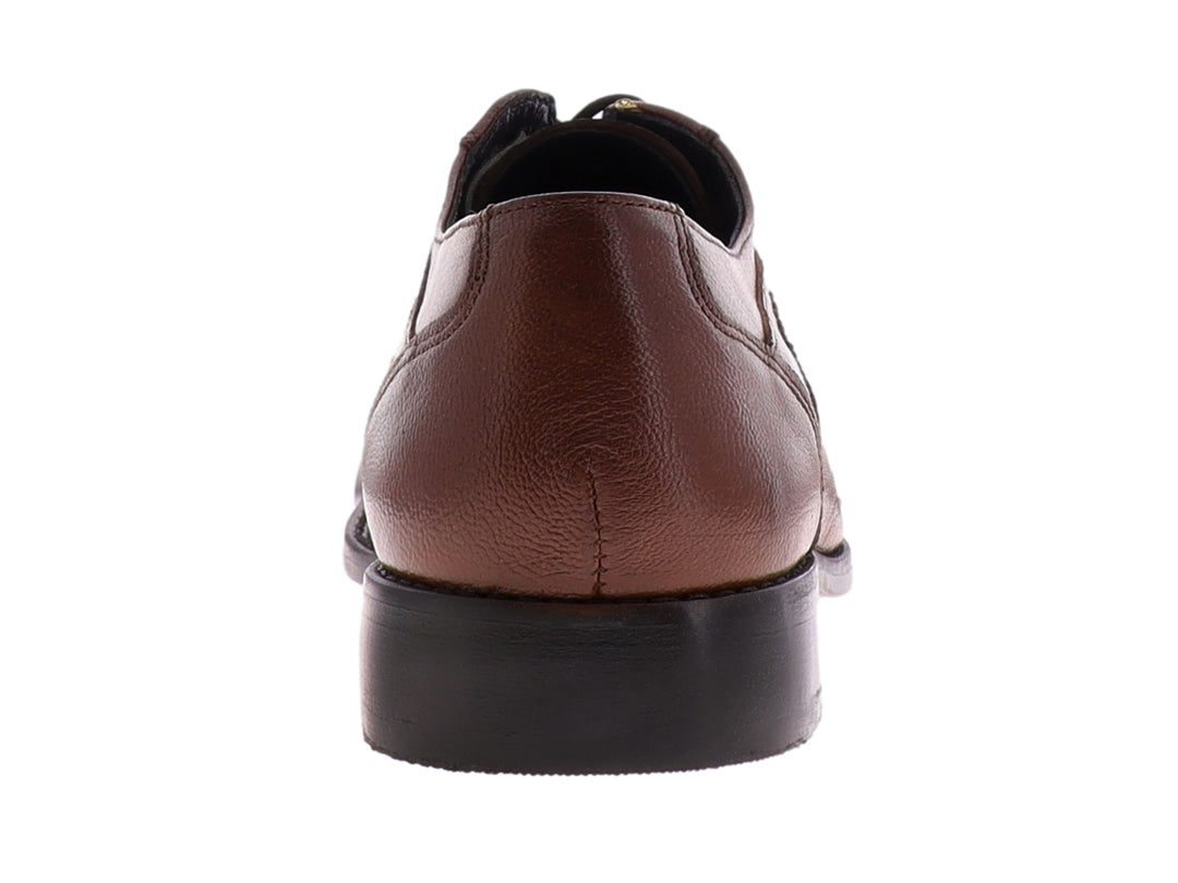 Zapato formal de cuero color brandy con cordones y suela negra.