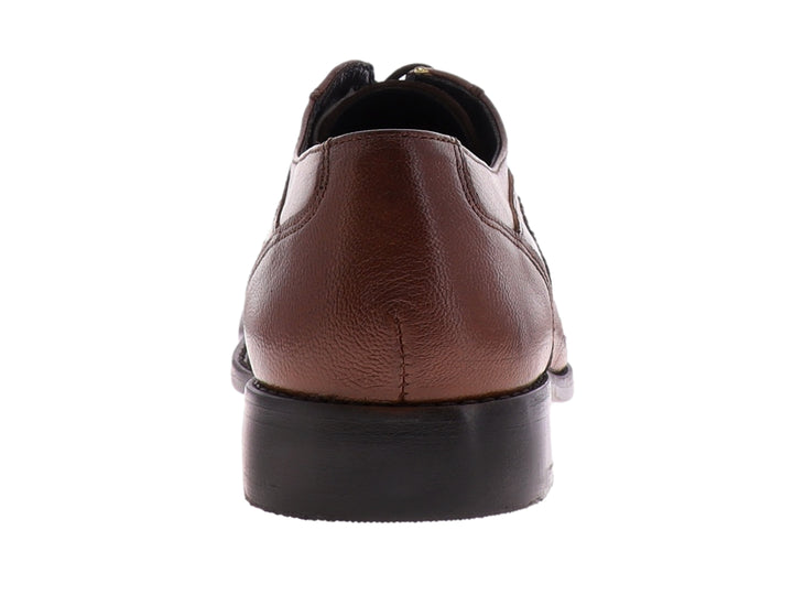 Zapato formal de cuero color brandy con cordones y suela negra.