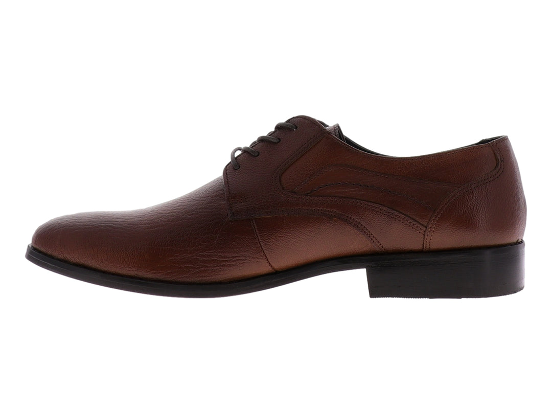 Zapato formal de cuero color brandy con cordones y suela negra.
