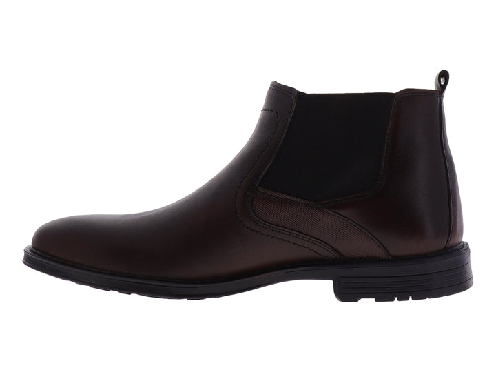 Botín estilo Chelsea color café oscuro con suela negra y panel elástico lateral.