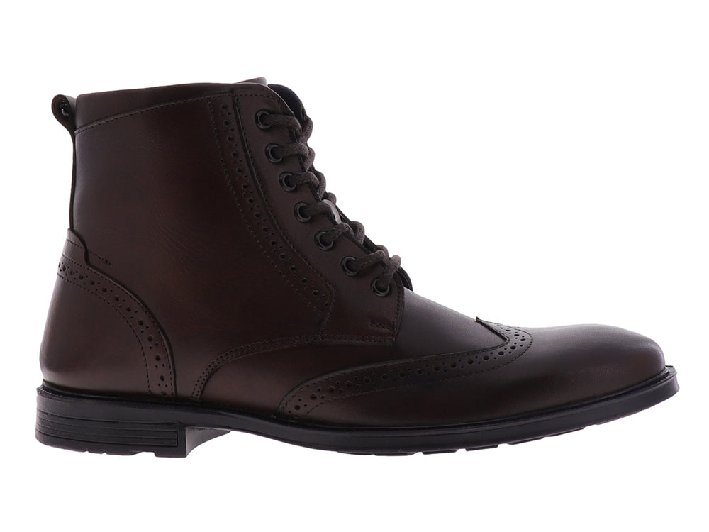 Bota de cuero color café oscuro con detalles perforados y agujetas negras.