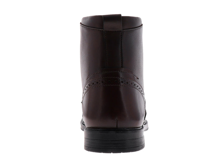 Bota de cuero color café oscuro con detalles perforados y agujetas negras.