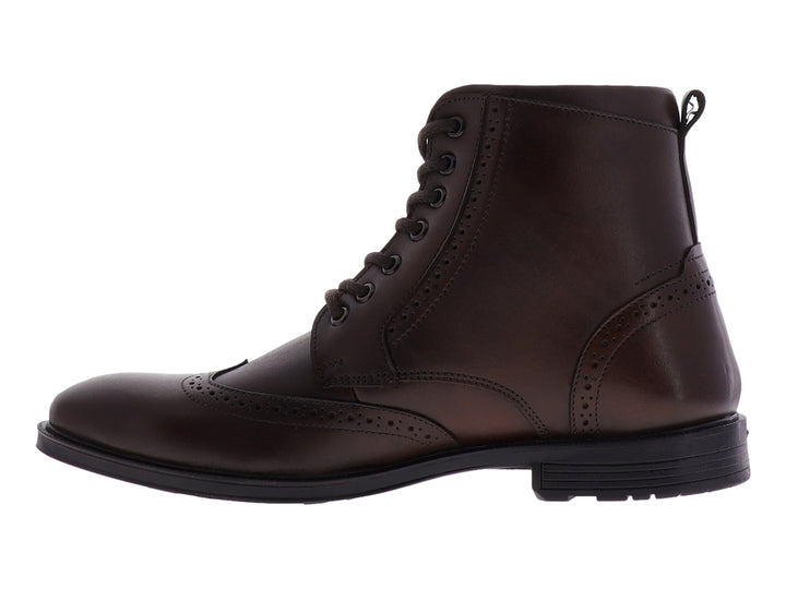 Bota de cuero color café oscuro con detalles perforados y agujetas negras.