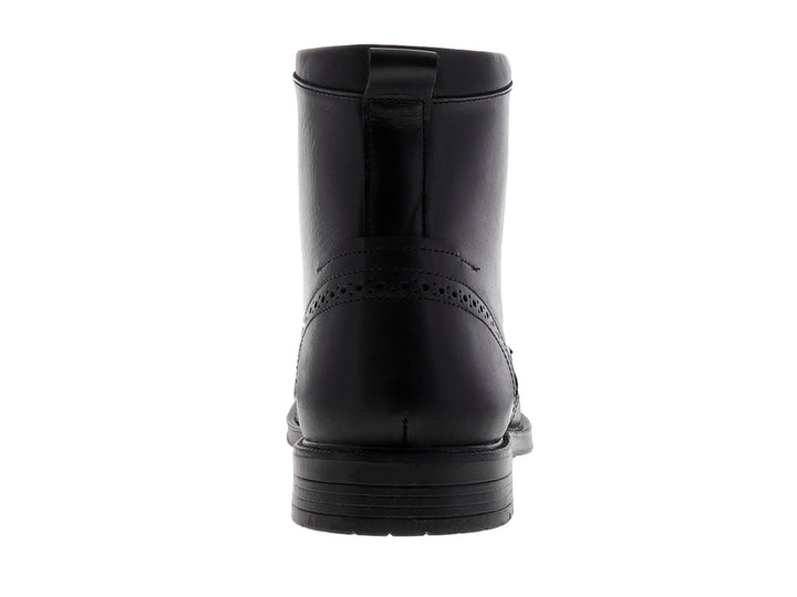 Bota de cuero negro con agujetas y detalles perforados estilo brogue.