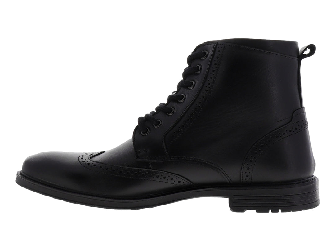 Bota de cuero negro con agujetas y detalles perforados estilo brogue.