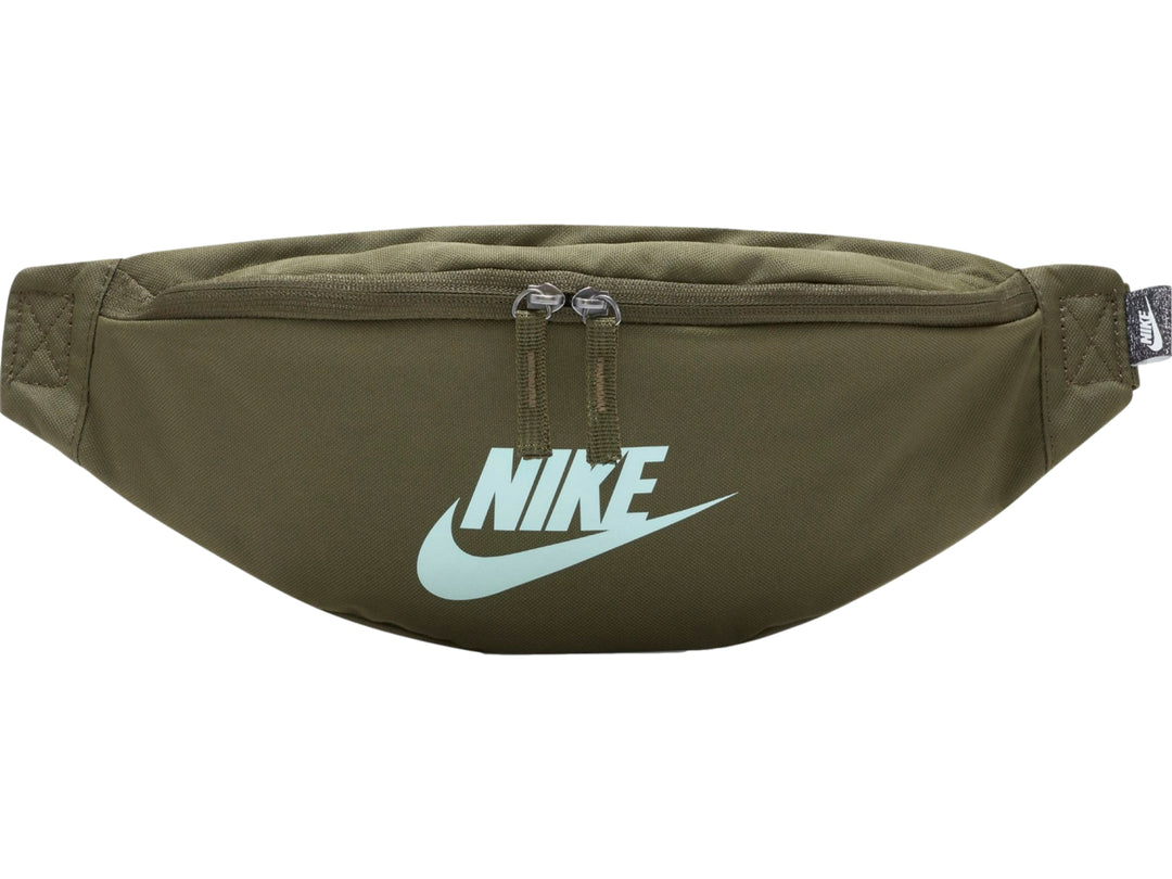 Cangurera Nike Heritage en color verde oliva cargo con logotipo blanco en el centro.