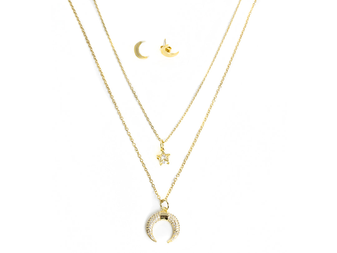 Set de joyería dorado con collar de dos capas con dijes de estrella y luna, y aretes a juego.