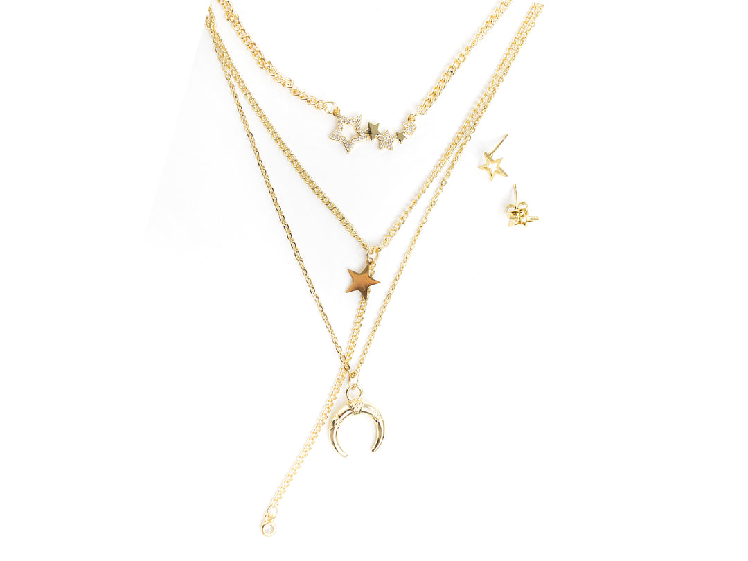 Set de collares dorados en capas con dijes de luna y estrellas y aretes a juego.
