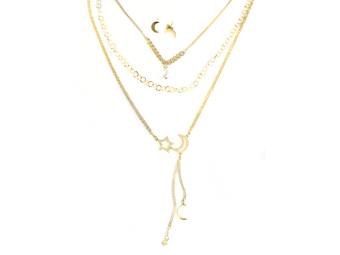 Conjunto de collar dorado de varias capas con dijes de luna y estrella y aretes a juego.