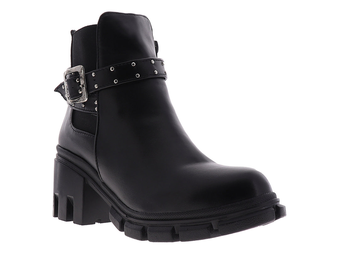Botín negro de estilo Chelsea con suela track, hebilla plateada y detalles de tachuelas.
