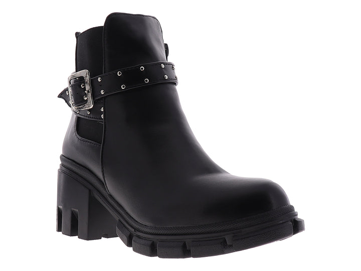 Botín negro de estilo Chelsea con suela track, hebilla plateada y detalles de tachuelas.