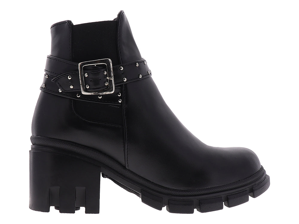 Botín negro de estilo Chelsea con suela track, hebilla plateada y detalles de tachuelas.