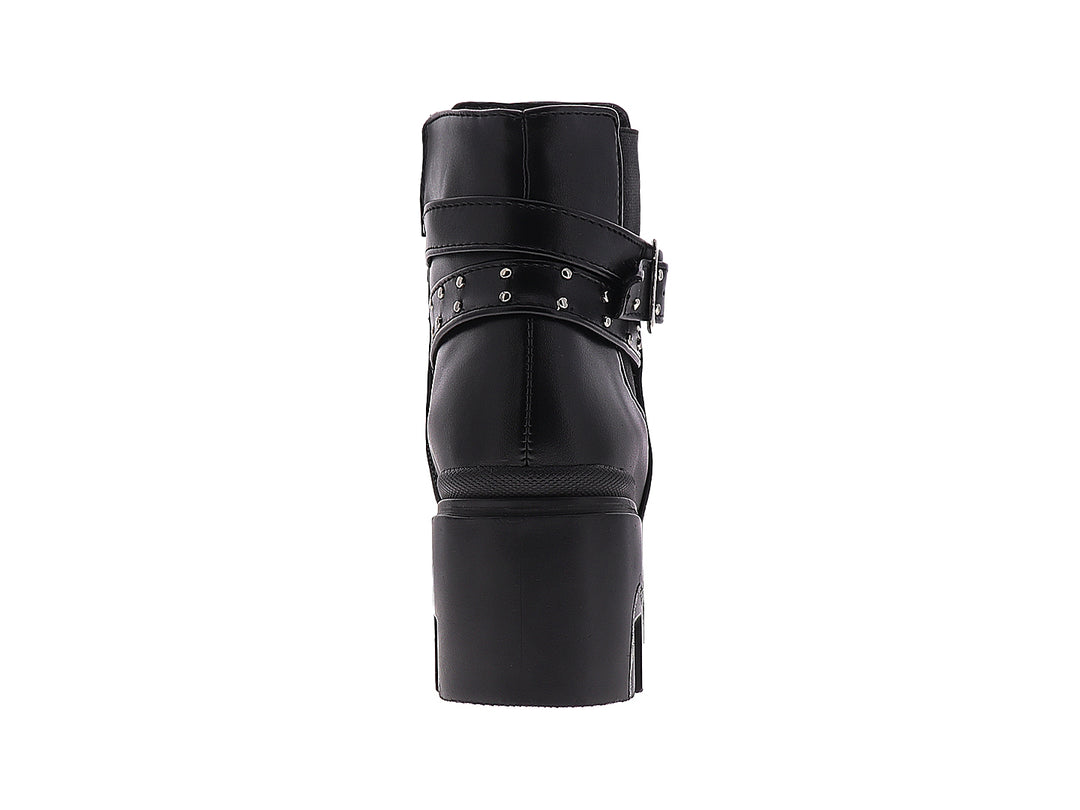 Botín negro de estilo Chelsea con suela track, hebilla plateada y detalles de tachuelas.