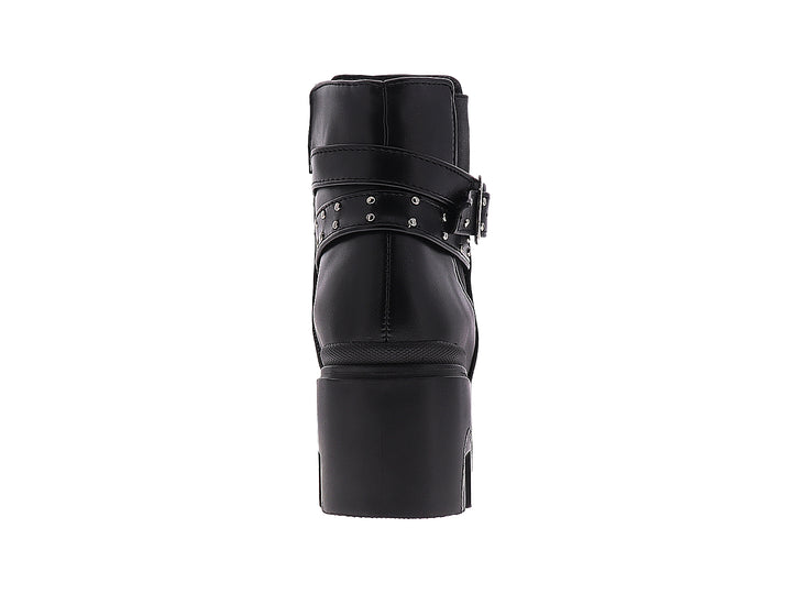 Botín negro de estilo Chelsea con suela track, hebilla plateada y detalles de tachuelas.