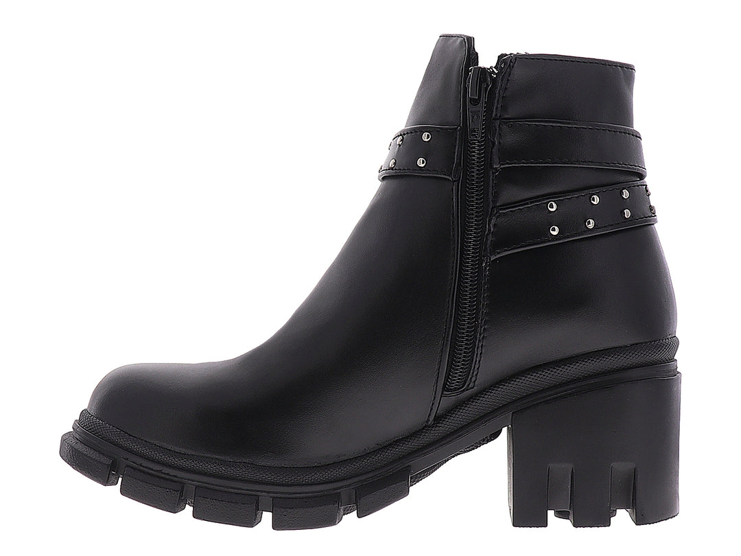 Botín negro de estilo Chelsea con suela track, hebilla plateada y detalles de tachuelas.