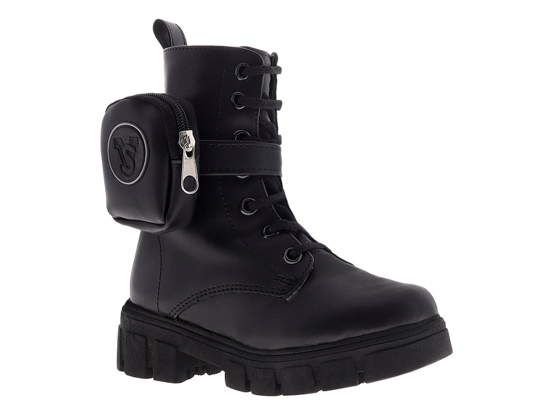 Bota negra de caña alta con suela track y un pequeño bolsillo lateral con cierre.
