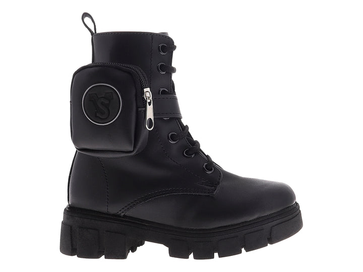 Bota negra de caña alta con suela track y un pequeño bolsillo lateral con cierre.
