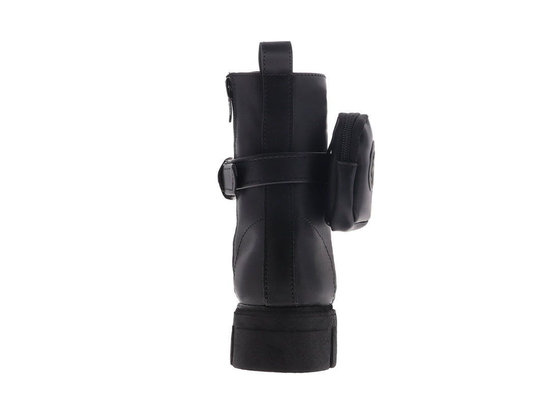 Bota negra de caña alta con suela track y un pequeño bolsillo lateral con cierre.
