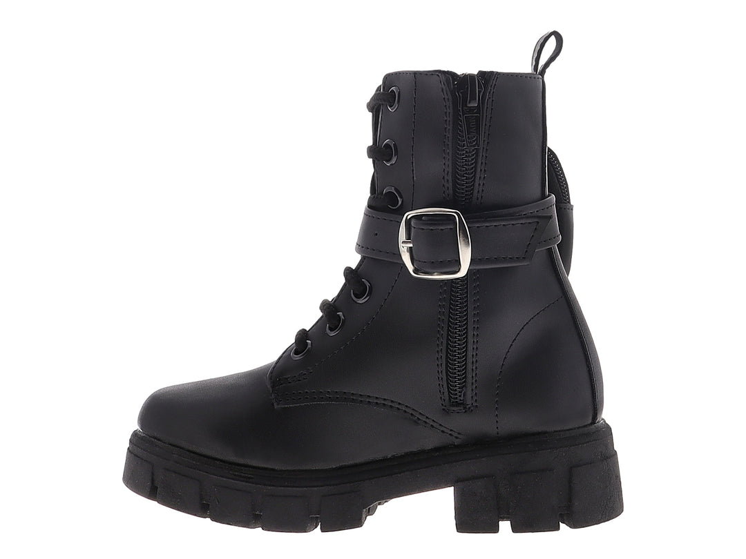 Bota negra de caña alta con suela track y un pequeño bolsillo lateral con cierre.