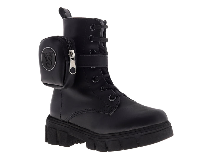 Bota negra de caña alta con suela track y un pequeño bolsillo lateral con cierre.
