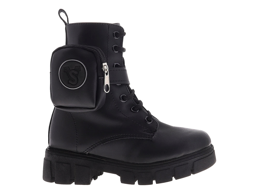 Bota negra de caña alta con suela track y un pequeño bolsillo lateral con cierre.