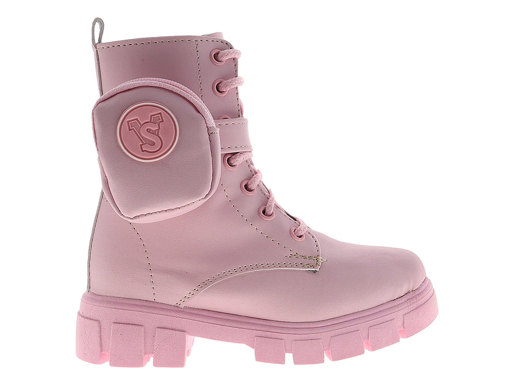 Botas color rosa para niña con suela gruesa, cordones y un pequeño bolsillo decorativo en el costado.