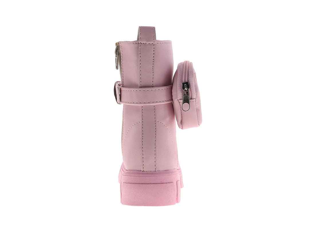 Botas color rosa para niña con suela gruesa, cordones y un pequeño bolsillo decorativo en el costado.