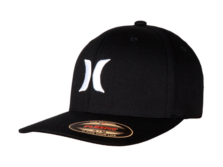 Gorra negra de marca Hurley con logotipo blanco en el frente y visera plana.