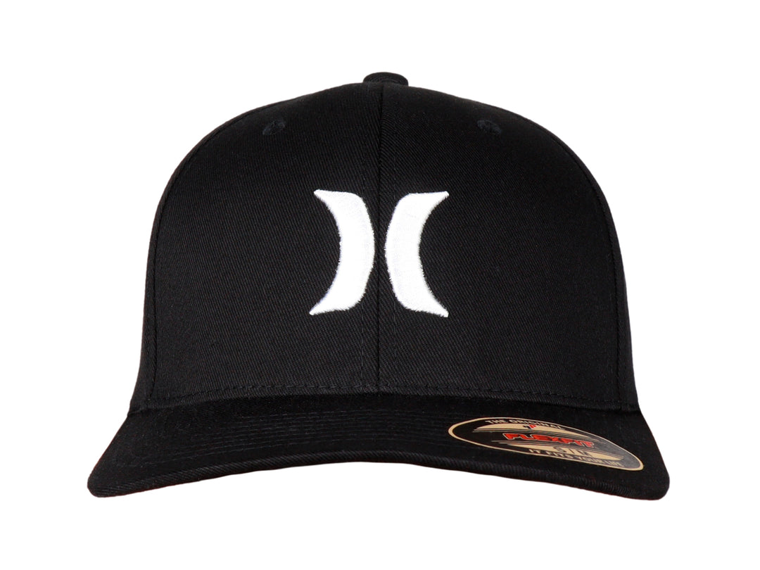 Gorra negra de marca Hurley con logotipo blanco en el frente y visera plana.