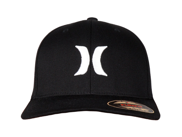 Gorra negra de marca Hurley con logotipo blanco en el frente y visera plana.