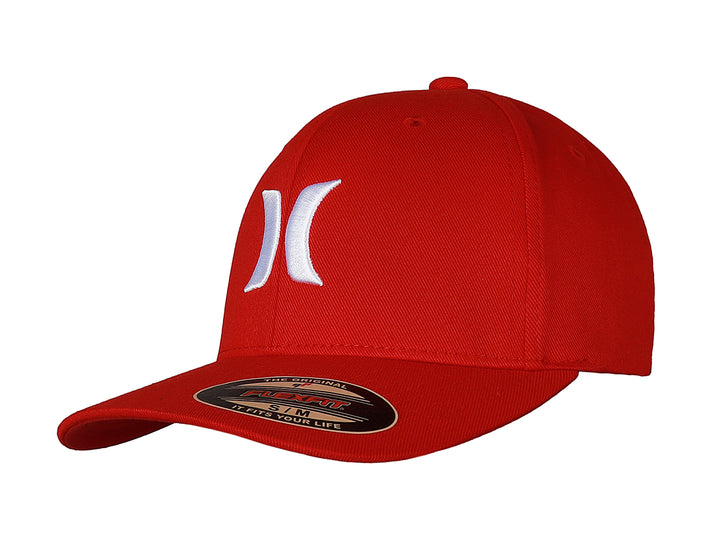 Gorra roja de la marca Hurley con logotipo blanco bordado en el frente.
