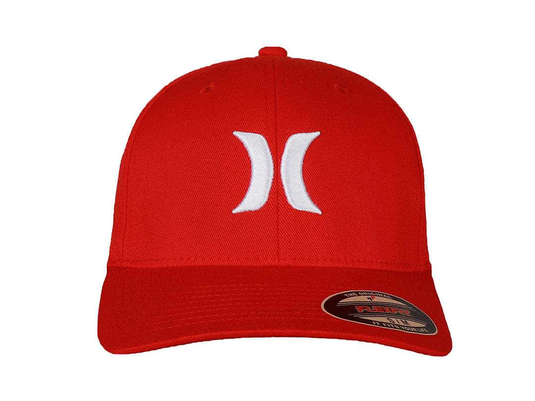 Gorra roja de la marca Hurley con logotipo blanco bordado en el frente.