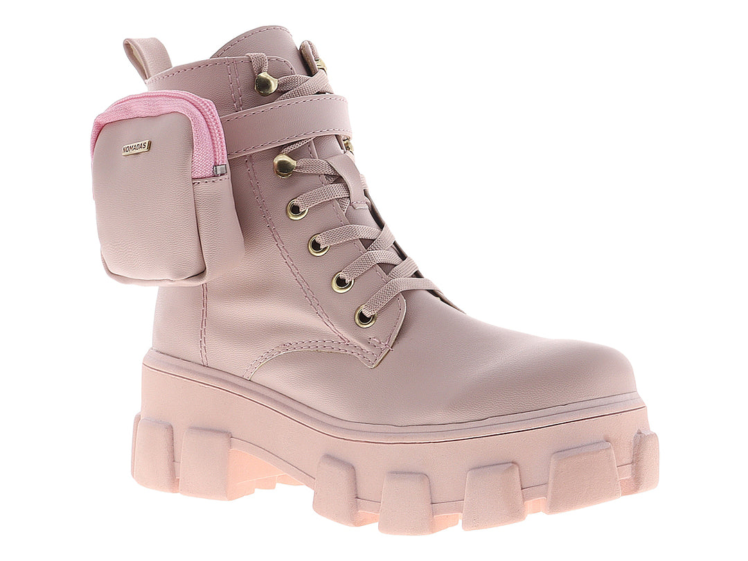 Botín rosa para mujer con suela track gruesa, cordones y un pequeño bolsillo lateral decorativo.