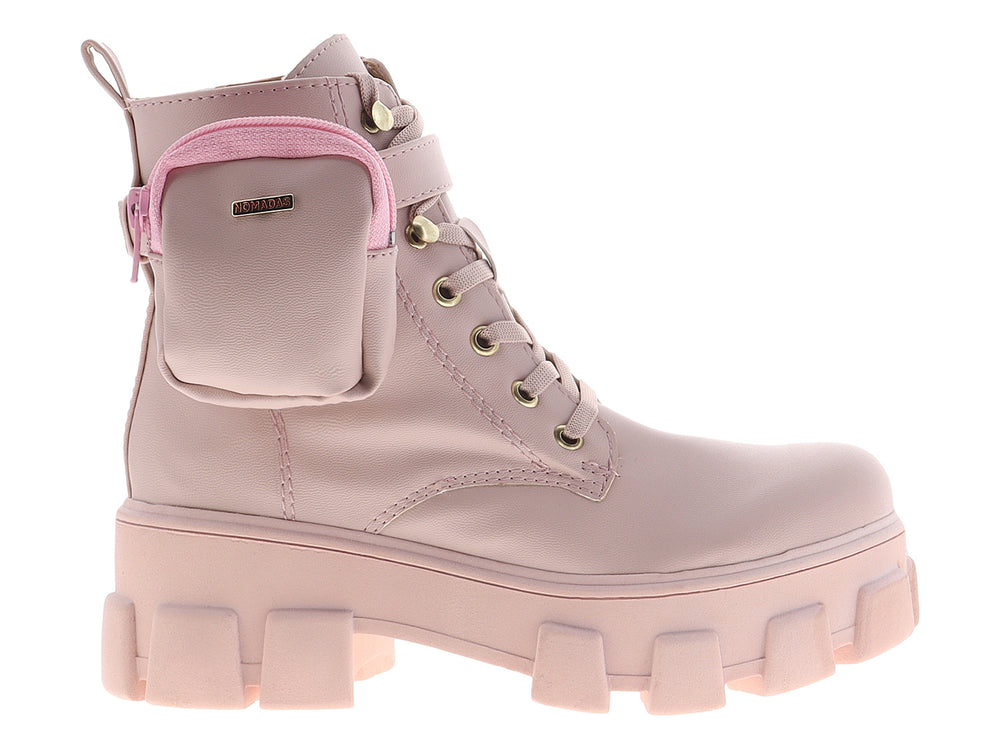 Botín rosa para mujer con suela track gruesa, cordones y un pequeño bolsillo lateral decorativo.