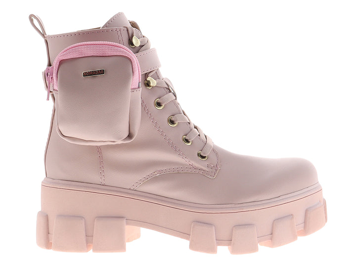 Botín rosa para mujer con suela track gruesa, cordones y un pequeño bolsillo lateral decorativo.