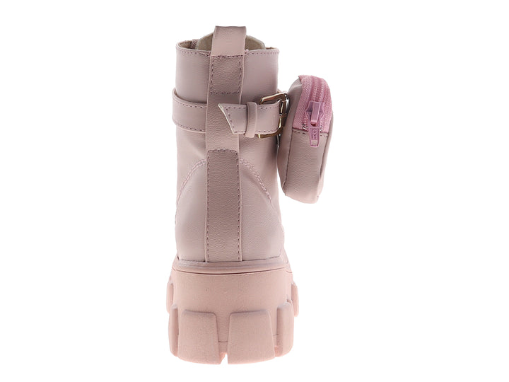Botín rosa para mujer con suela track gruesa, cordones y un pequeño bolsillo lateral decorativo.