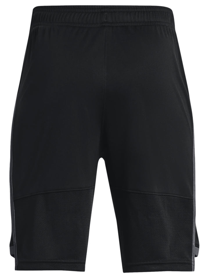 Pantalones cortos deportivos Under Armour color negro con detalles en gris y cintura elástica.