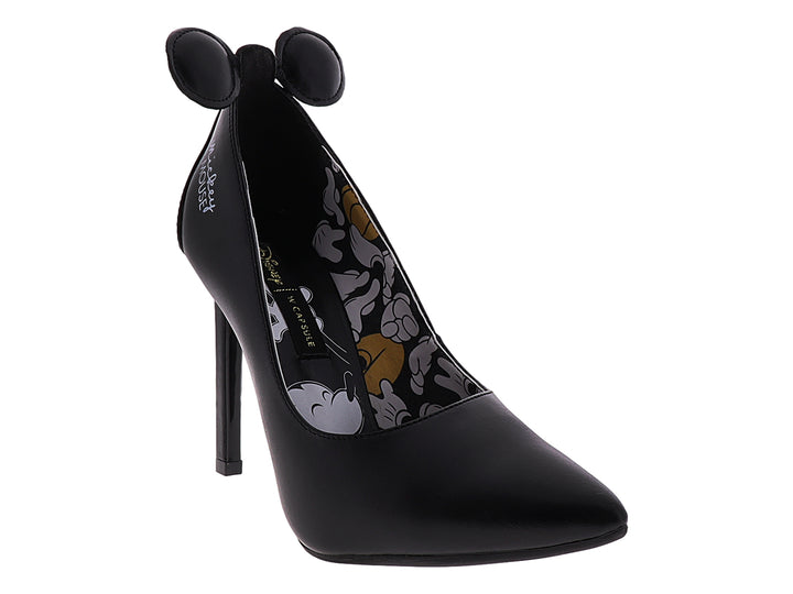 Zapato de tacón alto color negro con detalles decorativos circulares en el talón y forro interior estampado.