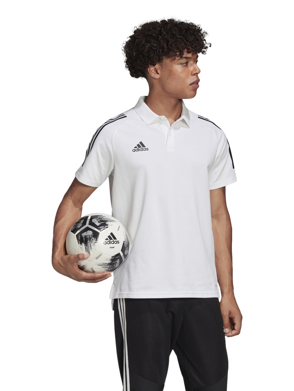 Hombre vistiendo playera polo blanca de Adidas con rayas negras en los hombros.
