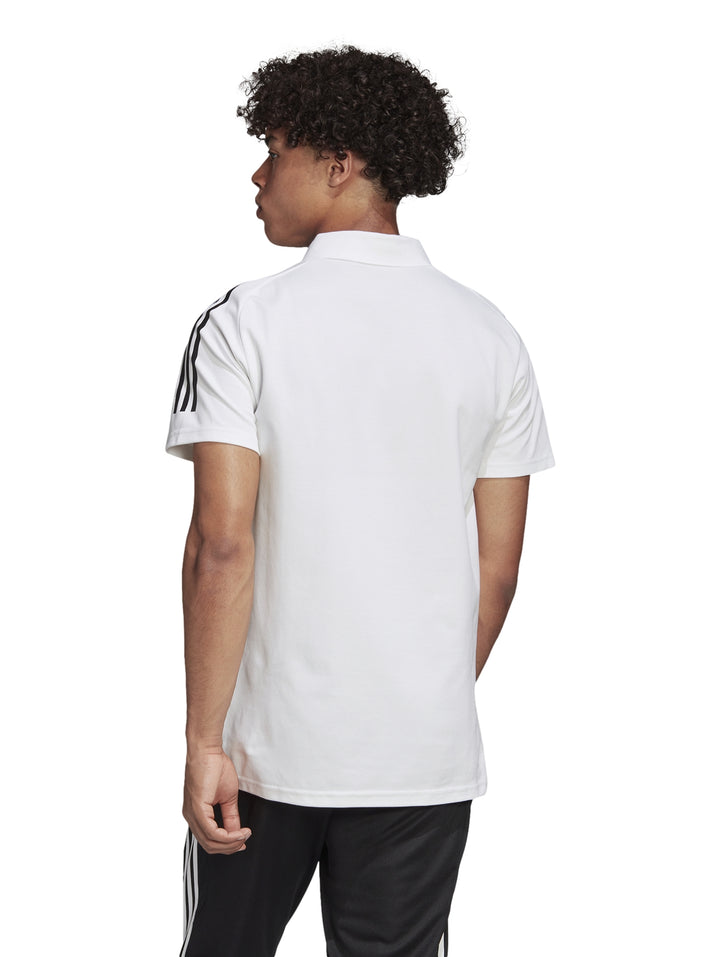 Hombre vistiendo playera polo blanca de Adidas con rayas negras en los hombros.