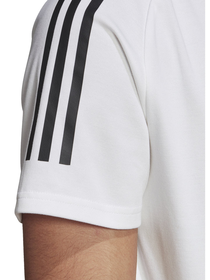 Hombre vistiendo playera polo blanca de Adidas con rayas negras en los hombros.