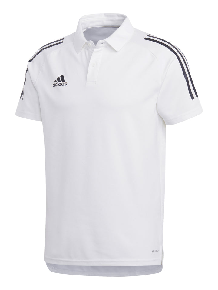 Hombre vistiendo playera polo blanca de Adidas con rayas negras en los hombros.