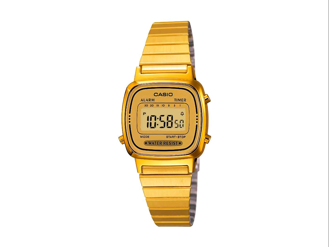 Reloj digital Casio de color dorado con correa metálica y pantalla rectangular para mujer.