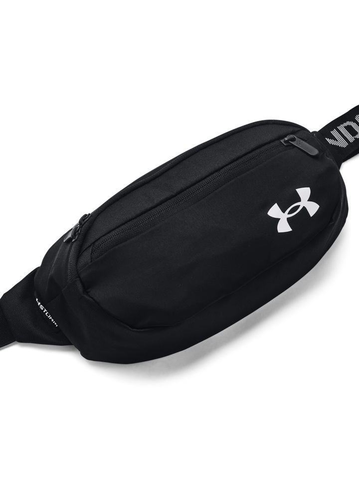 Riñonera deportiva Under Armour en color negro con logotipo blanco frontal y correa ajustable.