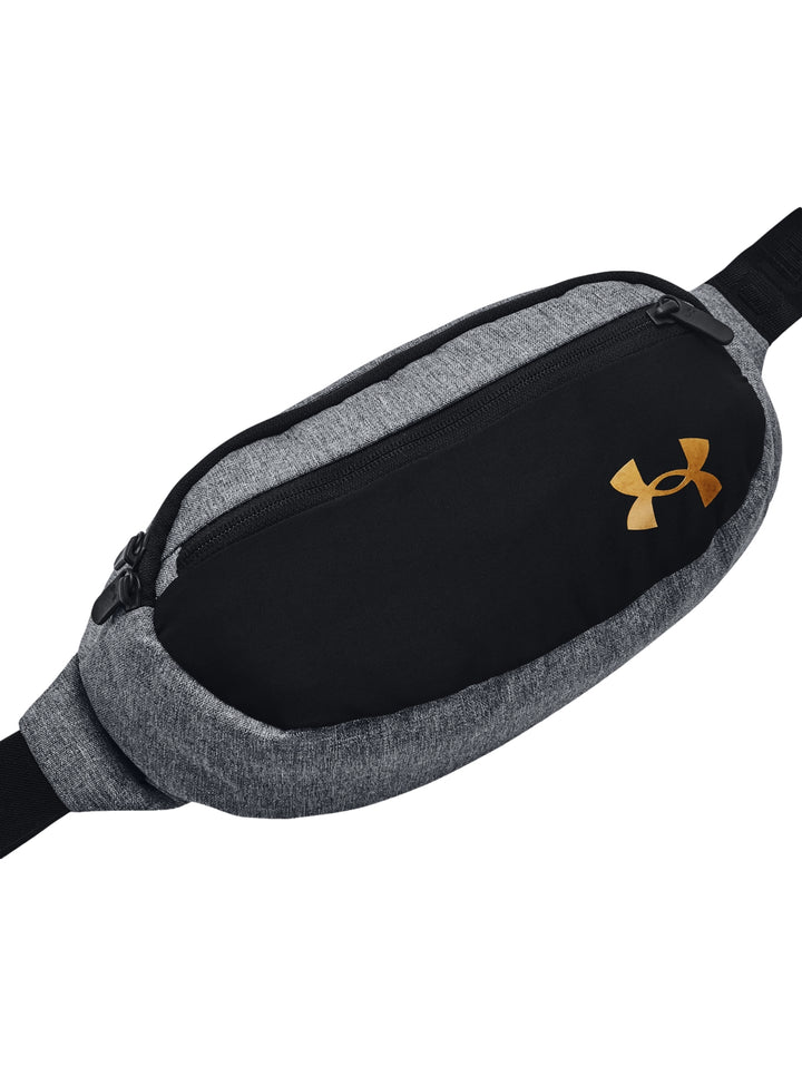 Riñonera Under Armour en color gris y negro con logotipo dorado en el frente.