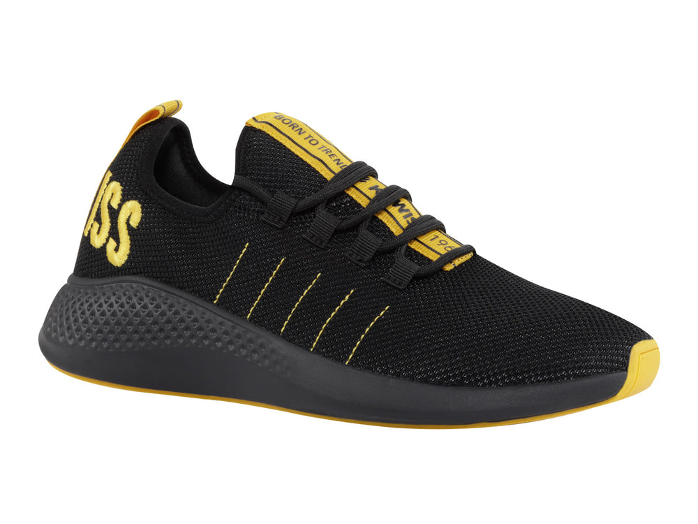 Tenis deportivos K-SWISS color negro con detalles en amarillo y suela negra texturizada.