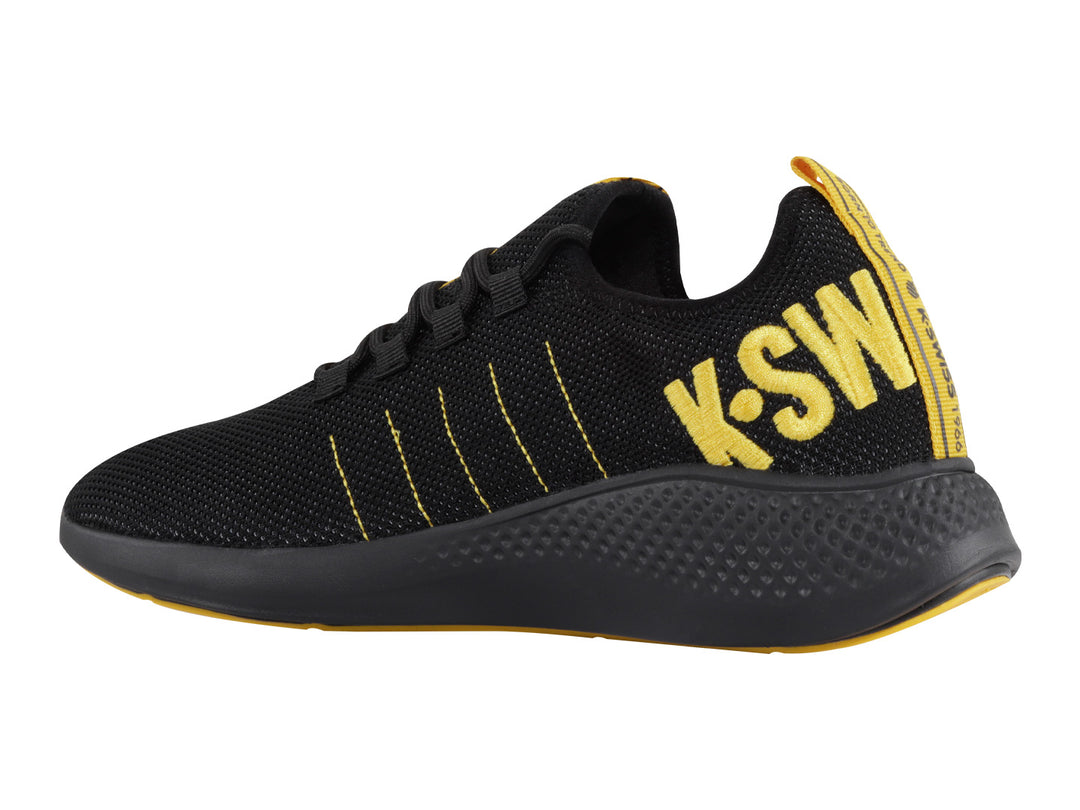 Tenis deportivos K-SWISS color negro con detalles en amarillo y suela negra texturizada.
